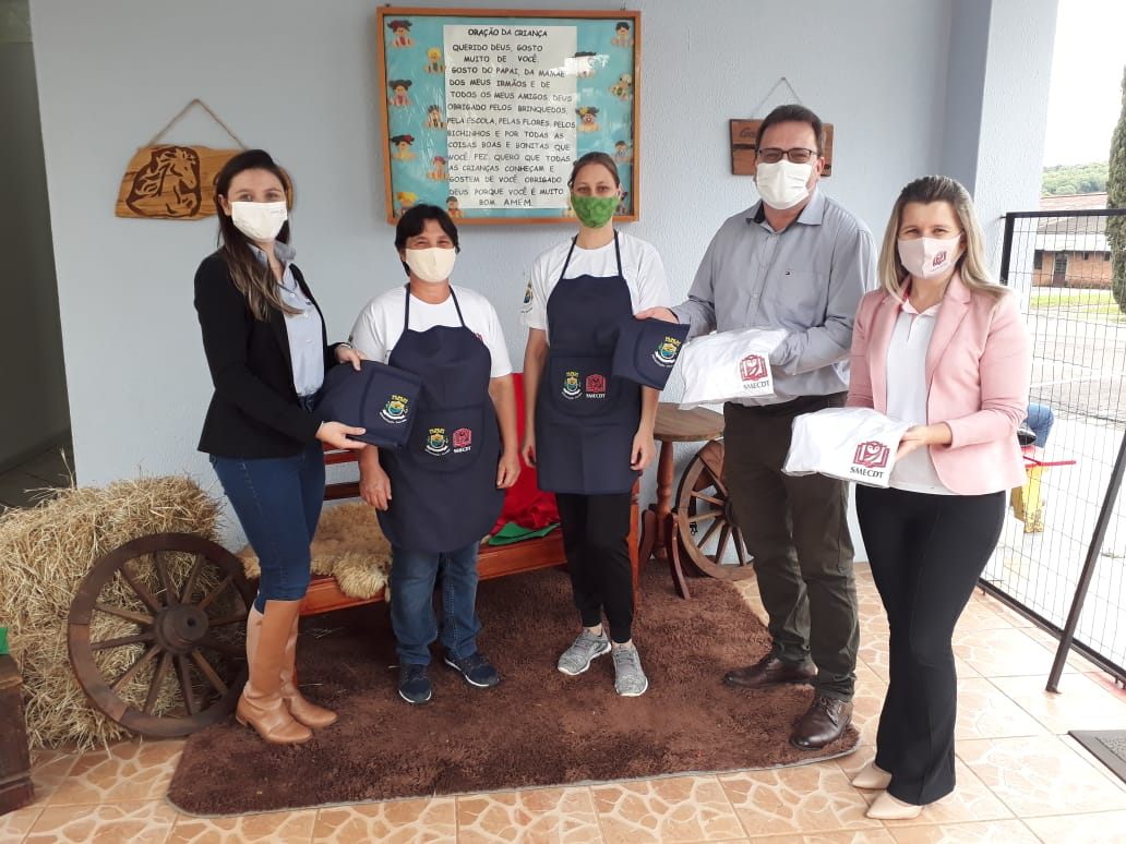 ENTREGA DE  MATERIAL A FUNCIONARIOS DAS ESCOLAS MUNICIPAIS